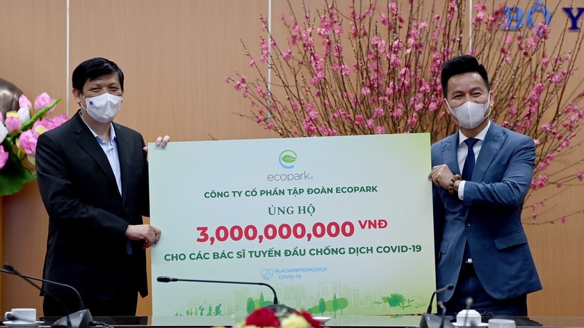 Ông Trần Quốc Việt – Tổng Giám đốc Ecopark (bên phải) trao tặng 3 tỷ đồng cho các bác sĩ tuyến đầu chống dịch Covid-19.