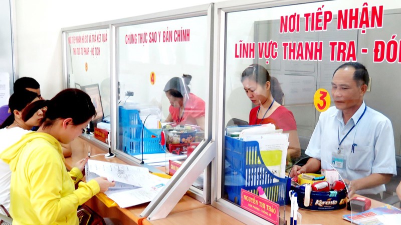 Người dân đến giao dịch tại bộ phận tiếp nhận và trả kết quả giải quyết hồ sơ thủ tục hành chính tại TP Thái Nguyên. 