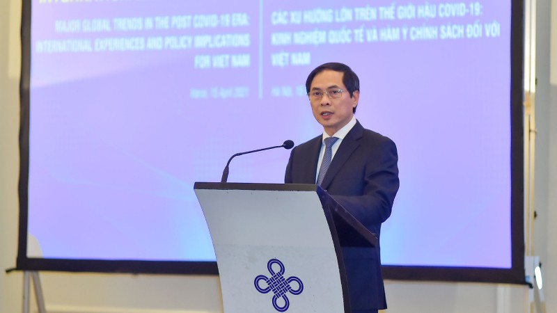 Bộ trưởng Bộ Ngoại giao Bùi Thanh Sơn phát biểu tại tọa đàm.