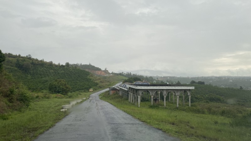 Sau hàng chục năm triển khai, “siêu dự án vốn đầu tư 25 ngàn tỷ” chỉ là vài công trình hoang phế mục nát.