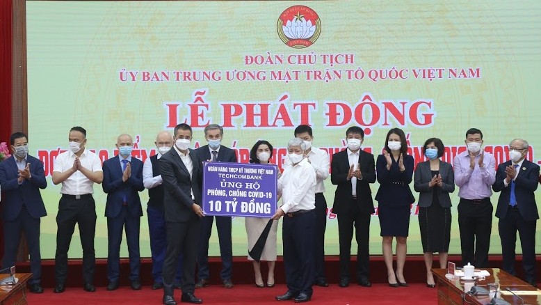 Phó Chủ tịch Đỗ Tuấn Anh đại diện Techcombank trao 10 tỉ đồng ủng hộ phòng chống dịch COVID-19