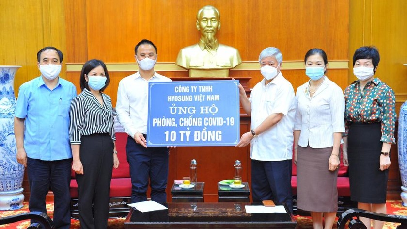 Ông Phạm Minh Cao, đại diện Tập đoàn trao 10 tỷ cho Quỹ phòng chống COVID-19, tổng số tiền Tập đoàn đã trao cho các địa phương và MTTQ Việt Nam là 32 tỷ đồng.