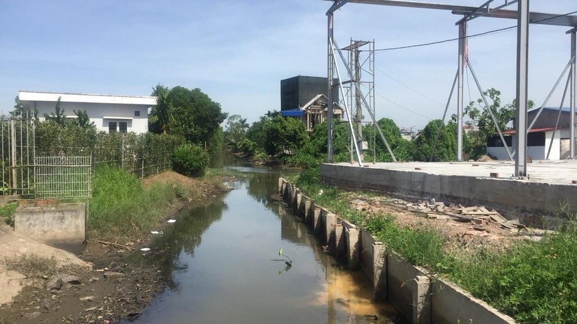 Công trình sai phạm hộ ông Lê Quốc Khiêm đang được cấp tốc hoàn thiện khu nhà xưởng rộng gần 1.000m2.