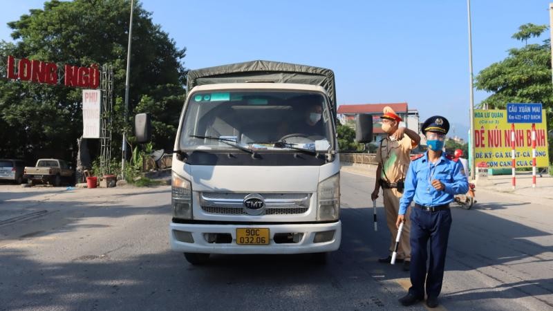 Lực lượng tại chốt 12 yêu cầu quay đầu xe đối với phương tiện đi chuyển từ tỉnh có dịch và tài xế không có giấy xét nghiệm âm tính.