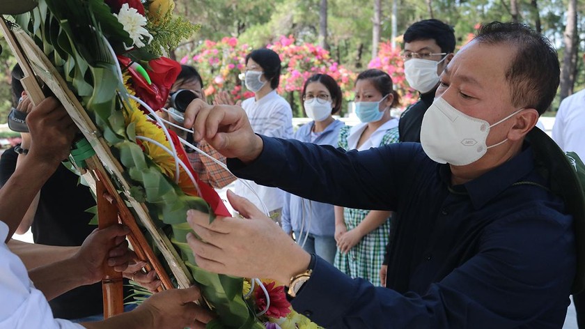 Tổng Biên tập, TS. Đào Văn Hội cùng Đoàn công tác dâng hương tại Nghĩa trang liệt sỹ Quốc gia Trường Sơn.