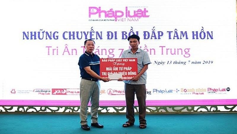 Tổng Biên tập Báo PLVN - Tiến sỹ Đào Văn Hội - tặng Mái ấm Tư pháp cho ông Võ Đại Đời - cán bộ Tư pháp xã Lộc Điền, huyện Phú Lộc, Thừa Thiên - Huế.