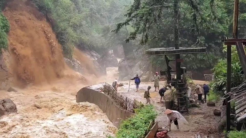 Bản Cát Cát tan hoang sau mưa lũ.