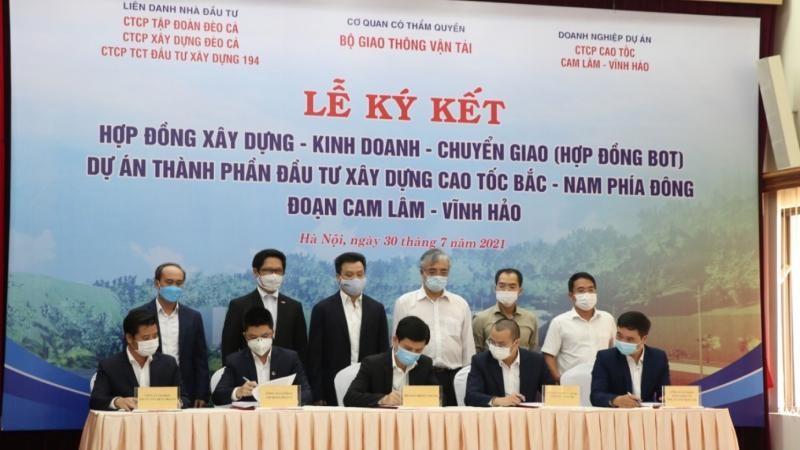 Ký hợp đồng xây dựng cao tốc Bắc - Nam phía Đông đoạn Cam Lâm – Vĩnh Hảo