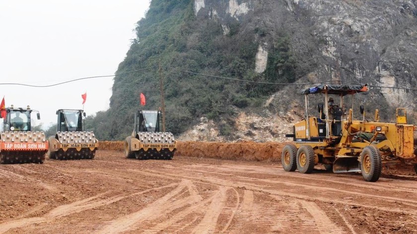 Thi công cao tốc Bắc – Nam phía Đông.