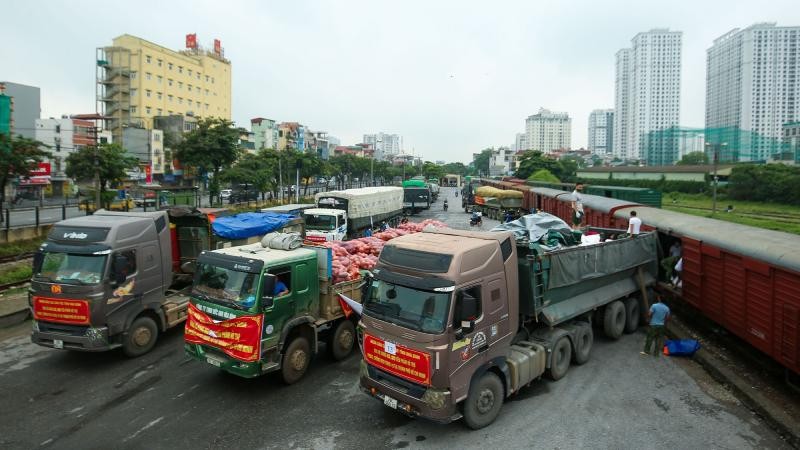 Một chuyến tàu chở hàng ủng hộ người dân các địa phương đang có dịch tại miền Nam.