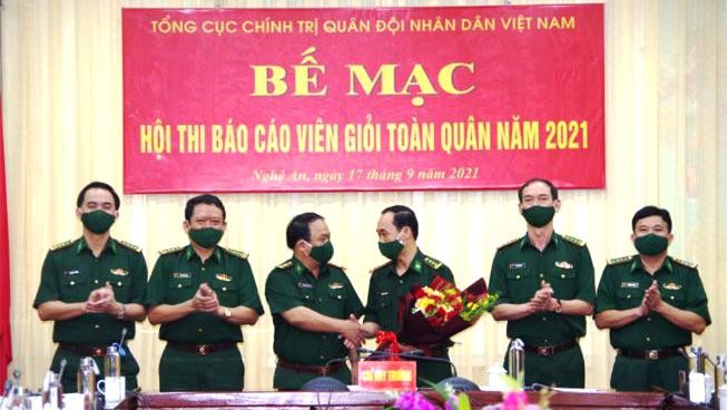 Báo cáo viên một điểm cầu được chúc mừng sau khi đoạt giải.