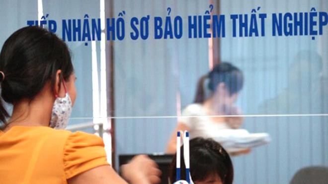 Người dân làm thủ tục nhận hỗ trợ bảo hiểm thất nghiệp.