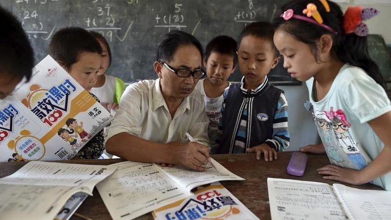 Cấm dạy thêm nhằm giảm áp lực cho cả học sinh và cha mẹ. Ảnh minh họa