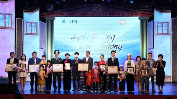 Đại diện 20 gia đình trẻ tiêu biểu năm 2021 nơi tuyến đầu chống dịch.