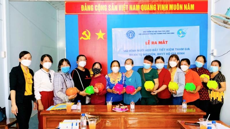 Chị em LHPN Trà Vinh tích cực “nuôi heo đất tiết kiệm tham gia BHXH tự nguyện”.