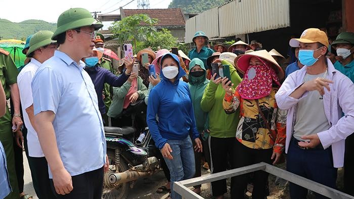 Chủ tịch UBND tỉnh Nguyễn Đức Trung lắng nghe phản ánh của người dân xã Châu Hồng.