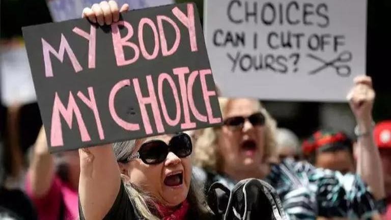 Phụ nữ Ba Lan phản đối luật cấm phá thai nghiêm ngặt của chính phủ.