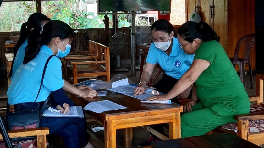 Cán bộ BHXH Đắk Nông tuyên truyền trực tiếp chính sách BHXH tự nguyện đến tận nhà người dân.