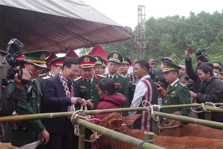 Thường trực Ban Bí thư Võ Văn Thưởng trao tặng quà cho gia đình nghèo trên địa bàn xã Hồng Vân, huyện A Lưới, tỉnh Thừa Thiên - Huế.