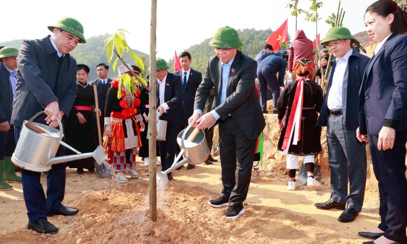 Chủ tịch Quốc hội Vương Đình Huệ tham gia trồng cây tại xã Chân Sơn, huyện Yên Sơn, tỉnh Tuyên Quang.