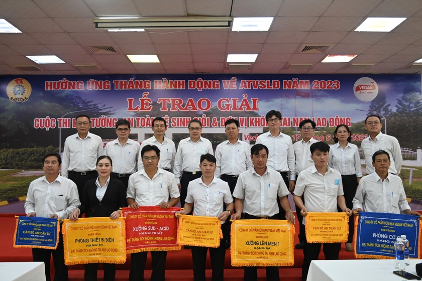 Ban Giám đốc Vedan trao giải cho “An toàn vệ sinh viên giỏi, đơn vị không tai nạn lao động” cho các đại diện các đơn vị.