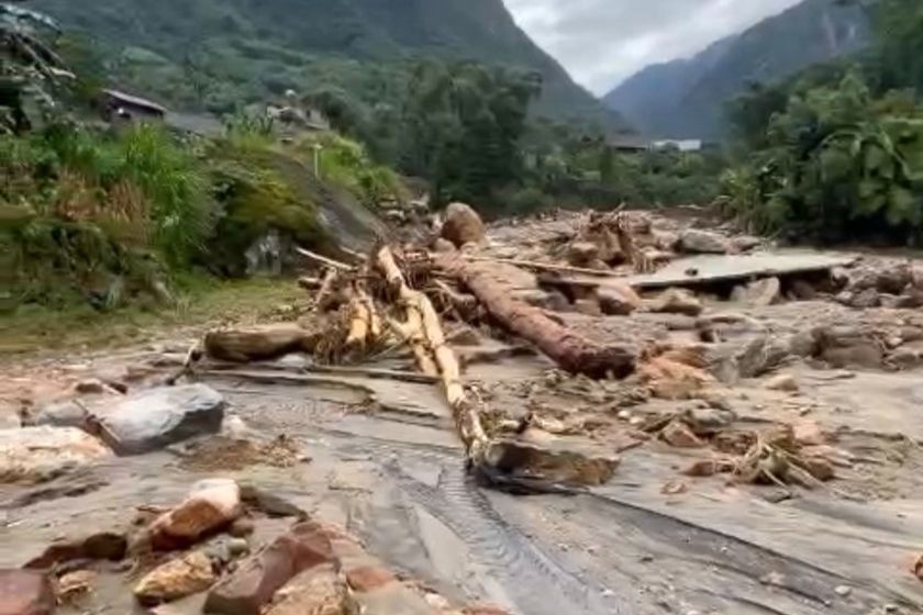 Cảnh ngổn ngang sau lũ quét.