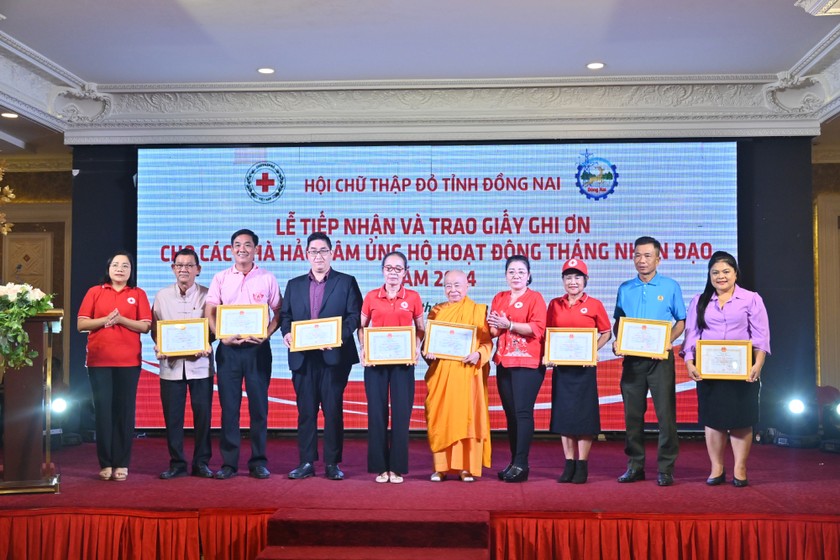 Bà Nguyễn Thu Thủy - Phó Giám đốc Đối ngoại (thứ 1 từ phải qua) đại diện Vedan Việt Nam nhận giấy khen tri ân của Trung ương hội Chữ Thập Đỏ.