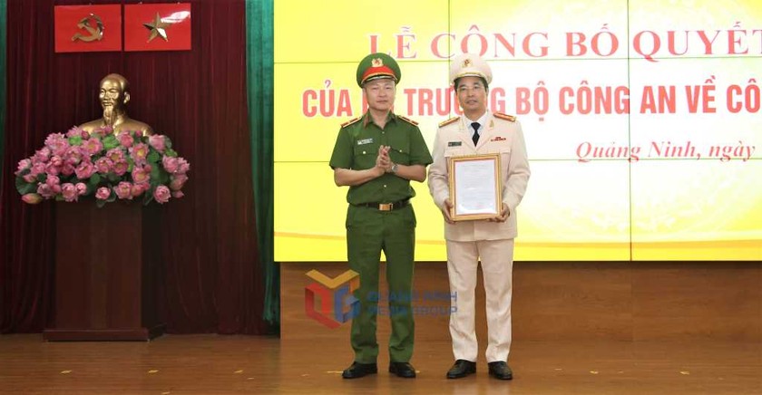 Thiếu tướng Nguyễn Ngọc Lâm - Thứ trưởng Bộ Công an trao quyết định của Bộ trưởng Bộ Công an cho Đại tá Trần Văn Phúc.