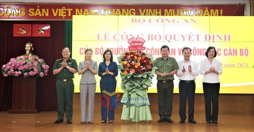 Lãnh đạo Tỉnh ủy, HĐND, UBND tỉnh Quảng Ninh tặng hoa chúc mừng đồng chí Thiếu tướng Đinh Văn Nơi - tân Cục trưởng Cục An ninh chính trị nội bộ, Bộ Công an.