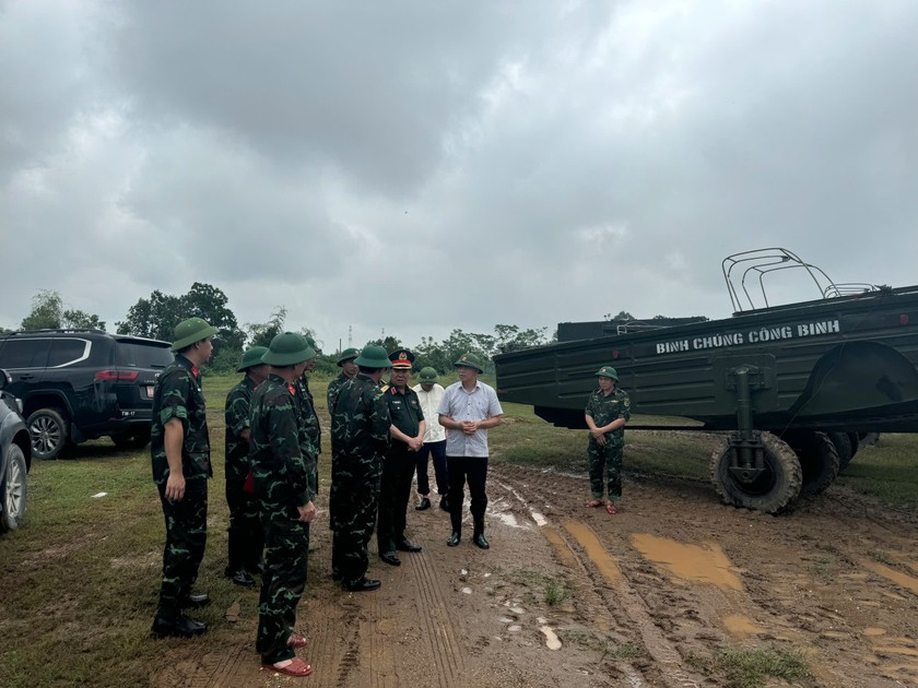 Trung tướng Phạm Đức Duyên - Chính ủy Quân khu 2, Bộ Quốc phòng kiểm tra, khảo sát, chỉ đạo trực tiếp các lực lượng lên phương án lắp đặt cầu phao, cũng như phục vụ công tác cứu nạn cứu hộ những nạn nhân mất tích…