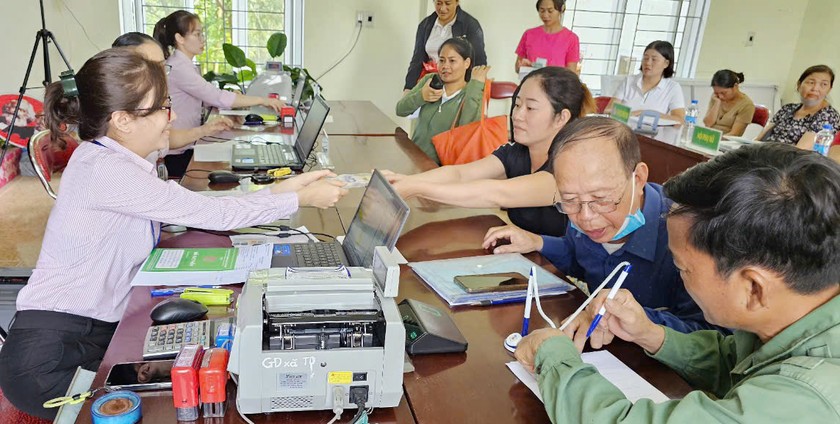 Chi nhánh NHCSXH tỉnh Yên Bái đã và đang khẩn trương cho vay bổ sung nguồn vốn để người nghèo và các đối tượng chính sách khác khôi phục sản xuất kinh doanh.