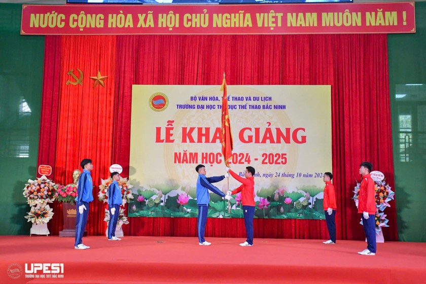 Nghi thức trao cờ truyền thống của sinh viên năm cuối (khóa Đại học 57) cho sinh viên mới nhập Trường (khóa Đại học 60). (Ảnh trong bài: Trường ĐH TDTT Bắc Ninh)