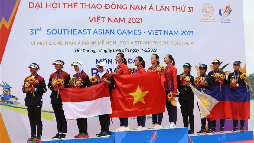 4 VĐV chèo thuyền Việt Nam nhận huy chương vàng nội dung thuyền 4 nữ hạng nặng mái chèo đôi.
