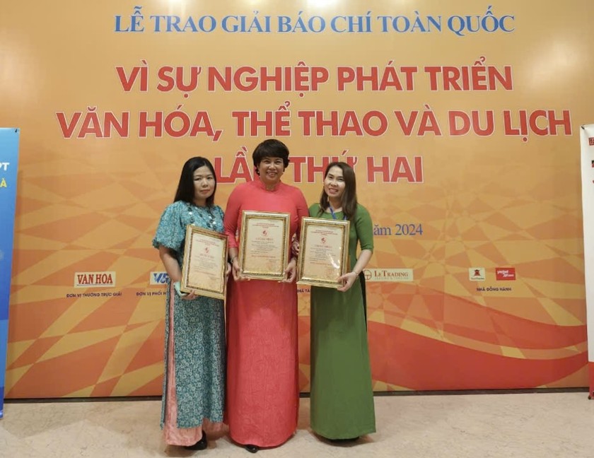 Nhóm tác giả Báo Pháp luật Việt Nam nhận Giải khuyến khích Giải báo chí toàn quốc “Vì sự nghiệp phát triển Văn hóa, Thể thao và Du lịch&quot; lần thứ Hai năm 2024.