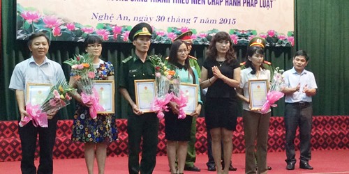  Trao giải cuộc thi viết “Tìm hiểu Hiến pháp Nước CHXHCN Việt Nam“