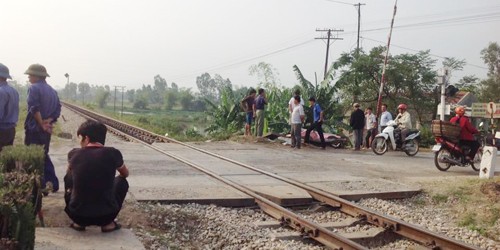 Xe tải bị tàu hỏa tông văng xa 10 mét, hai người thoát chết 