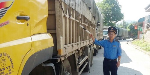 Hơn 20 xe quá tải “nằm lì” đối phó thanh tra giao thông