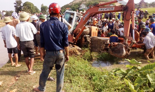 Hiện trường nơi chiếc máy xúc lật dưới mương nước