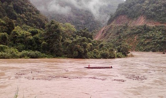 Nước sông suối dâng cao đột ngột do mưa lớn kéo dài.