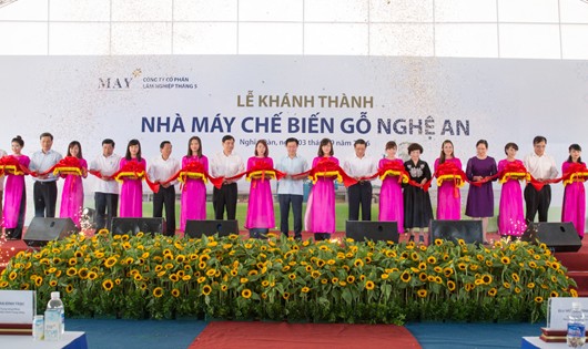 Phó thủ tướng Vương Đình Huệ cùng các đại biểu cắt băng khánh thành nhà máy Chế biến gỗ Nghệ An 