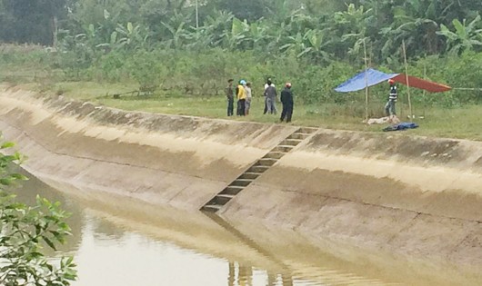 Phát hiện thi thể nam thanh niên trên sông với nhiều vết chém