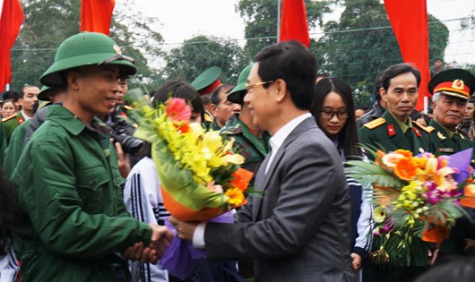 Lãnh đạo tỉnh Nghệ An tặng hoa chúc mừng các tân binh lên đường nhập ngũ