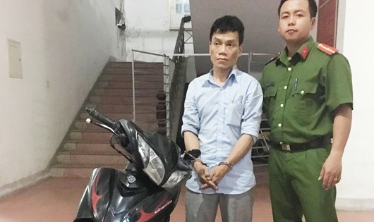 Lê Hữu Toàn cùng chiếc xe máy trộm được chở bạn gái vào nhà nghỉ "đập đá"