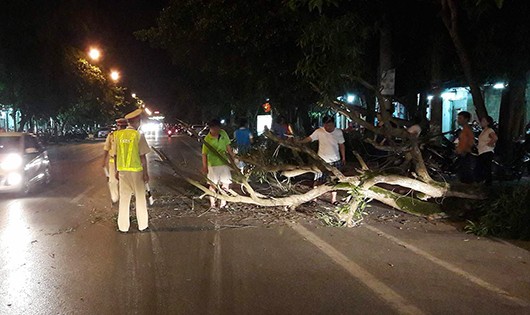 Lực lượng CSGT đang giải phóng hiện trường