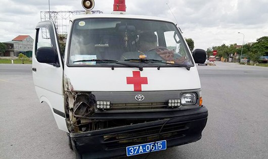 Chiếc xe cứu thương đăng ký của Bệnh viện Tâm thần Nghệ An trong vụ việc