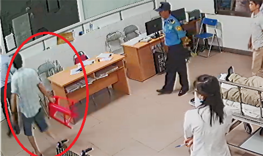 Chủ tịch phường Trung Đô xuất hiện trong video với hành động cầm ghế đi vào trong