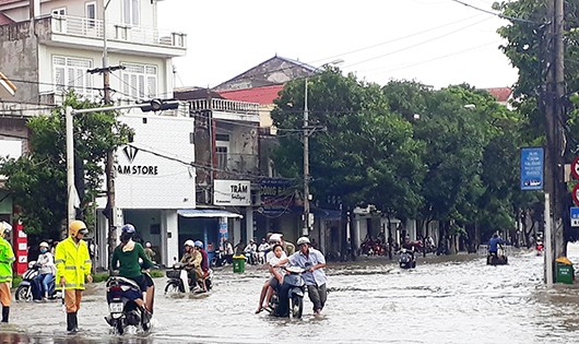 Mưa lớn nhiều tuyến phố ở Vinh thành sông