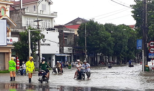 Nhiều tuyến đường TP.Vinh biến thành "sông".