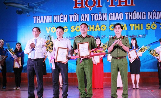 Ban tổ chức trao giải cho đội đạt giải nhất trong cuộc thi.