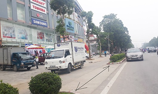 Đoạn bul-va trước siêu thị điện máy Hương Giang bị tháo dỡ để phục vụ mục đích kinh doanh khi chưa có phép